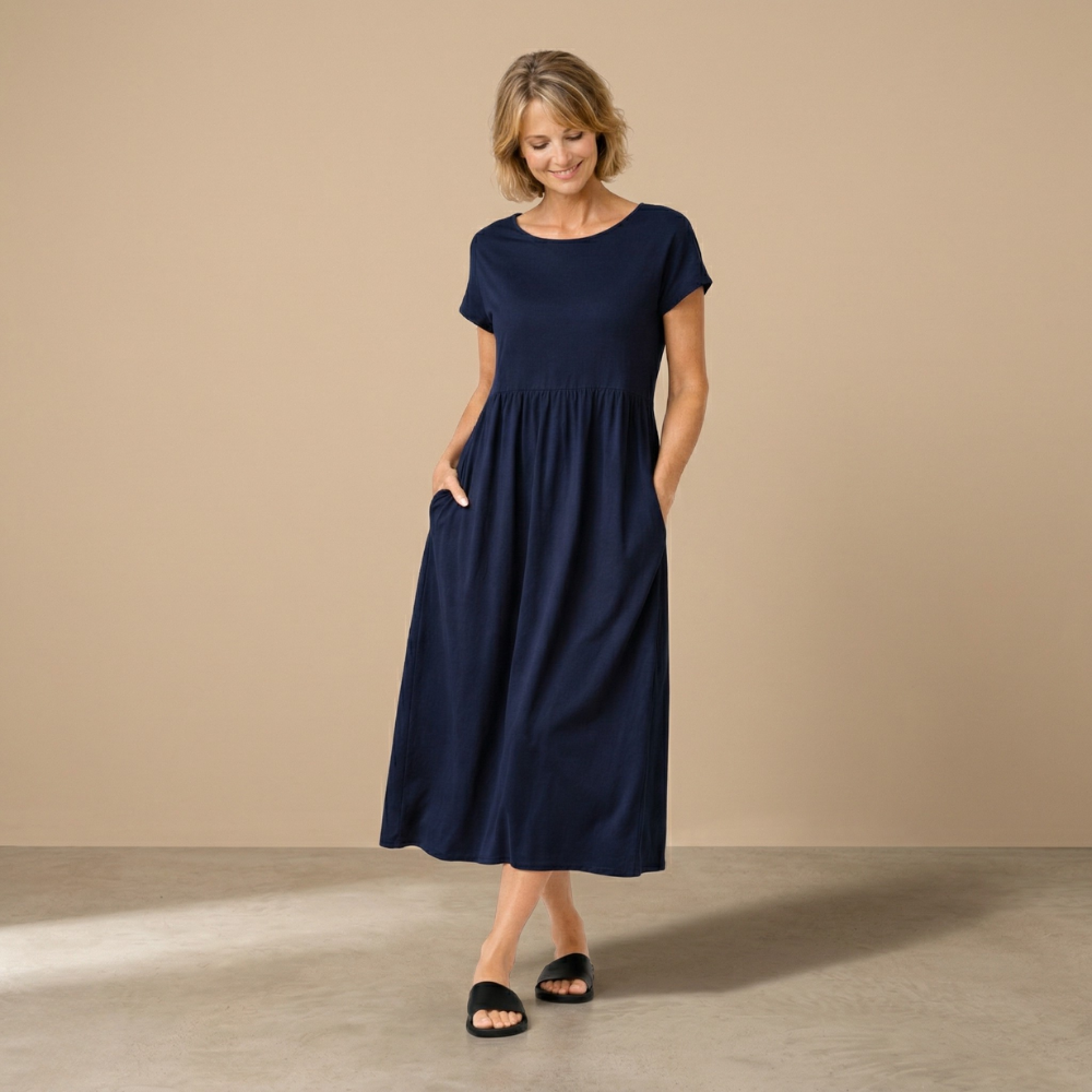 Dames casual midi jurk met ronde hals korte mouwen en zakken Jelle Jora Mode