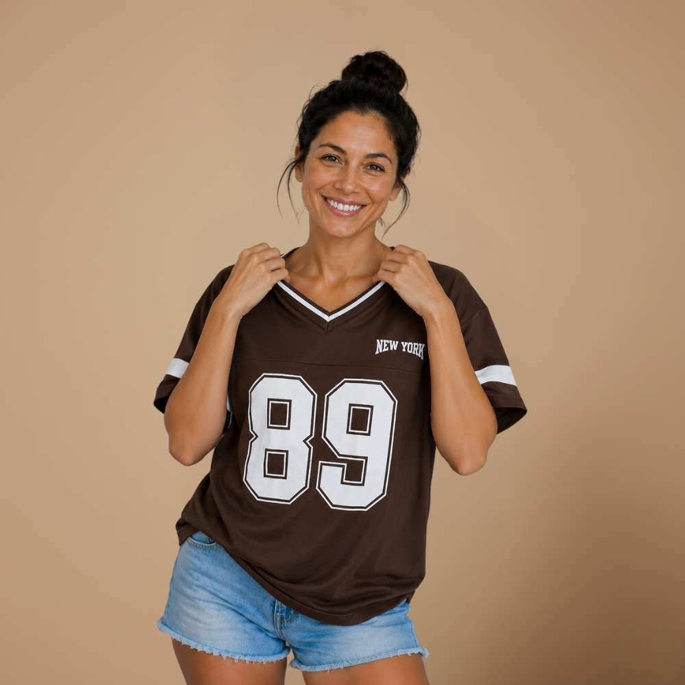 Dames lossittend T-shirt met V-hals en ‘Number’-design Jelle Jora Mode