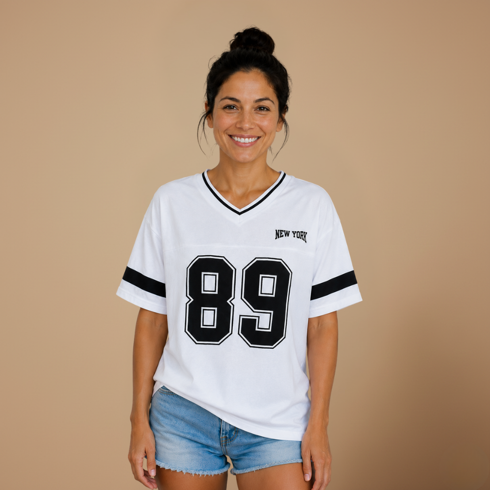 Dames lossittend T-shirt met V-hals en ‘Number’-design Jelle Jora Mode