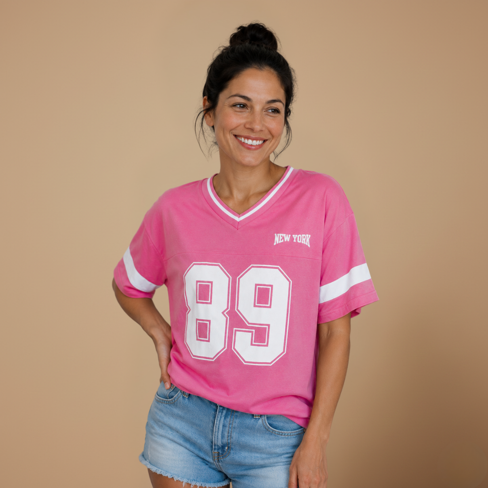 Dames lossittend T-shirt met V-hals en ‘Number’-design Jelle Jora Mode