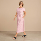 Dames casual midi jurk met ronde hals korte mouwen en zakken Jelle Jora Mode