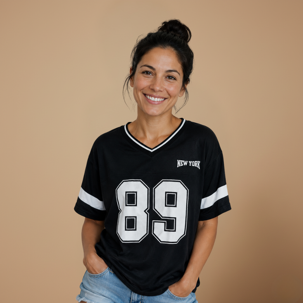 Dames lossittend T-shirt met V-hals en ‘Number’-design Jelle Jora Mode