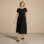 Dames casual midi jurk met ronde hals korte mouwen en zakken Jelle Jora Mode
