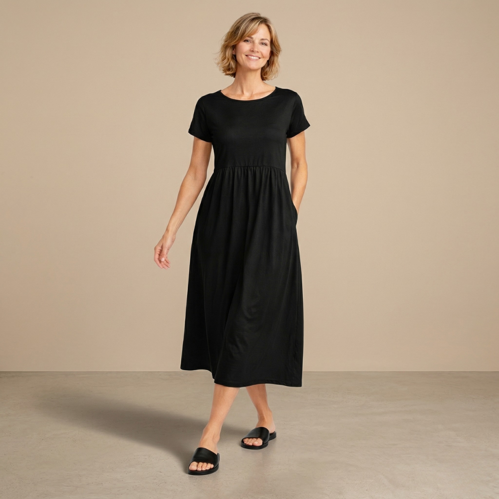 Dames casual midi jurk met ronde hals korte mouwen en zakken Jelle Jora Mode