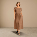 Dames casual midi jurk met ronde hals korte mouwen en zakken Jelle Jora Mode