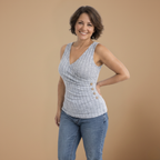 Damesblouse met geribde v-hals en knoopdetails Jelle Jora Mode