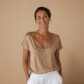 Damesblouse met v-hals korte mouwen en knopen Jelle Jora Mode