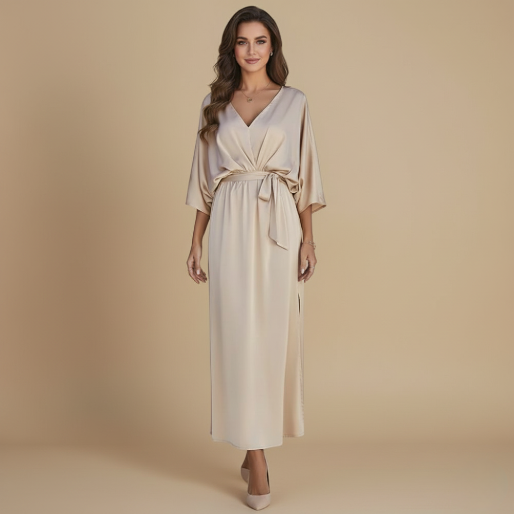 Elegante midi-jurk met V-hals split en strikceintuur Jelle Jora Mode