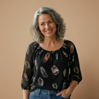 Dames zomerblouse met V-hals en verenprint Jelle Jora Mode