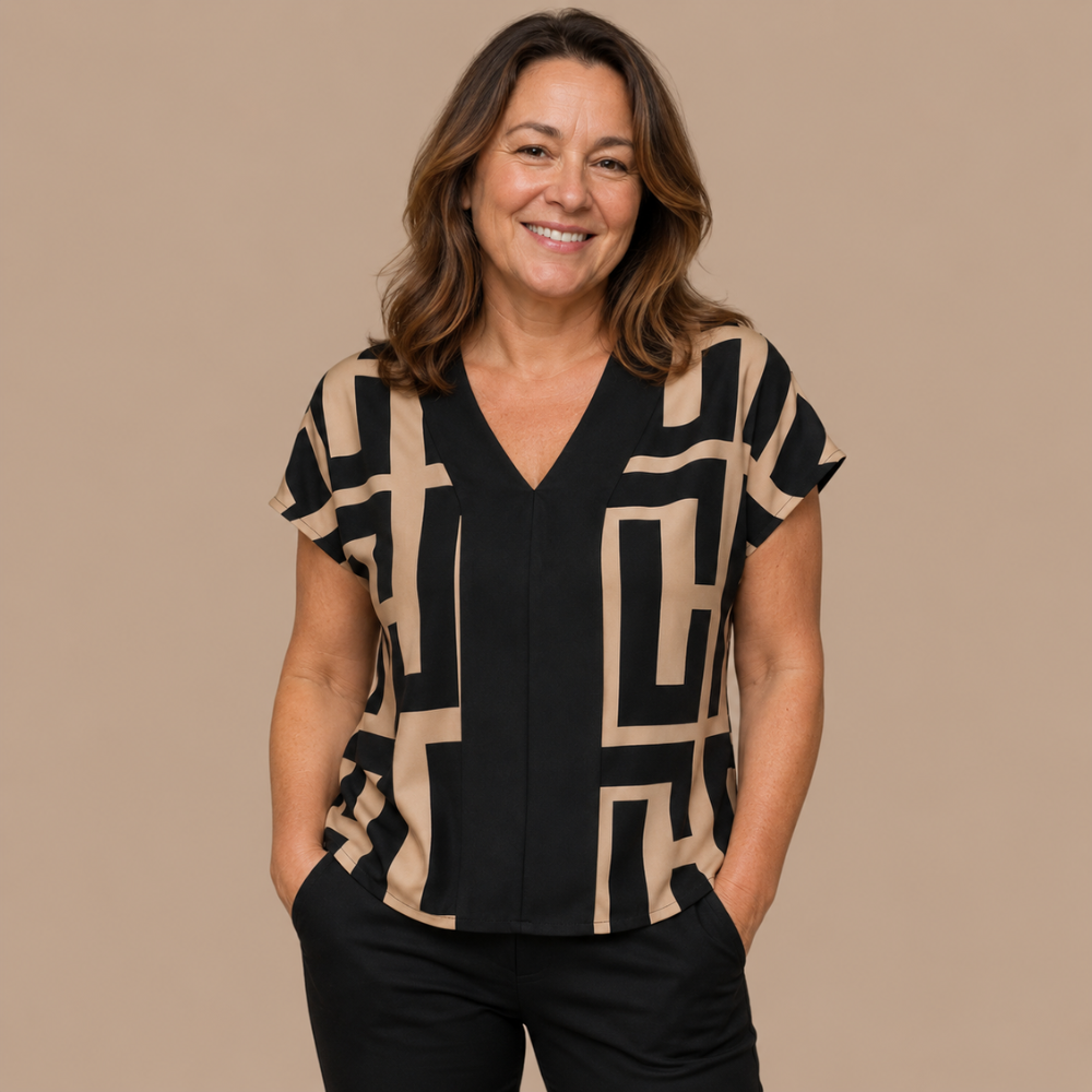 Dames casual blouse met geometrisch patroon en V-hals Jelle Jora Mode
