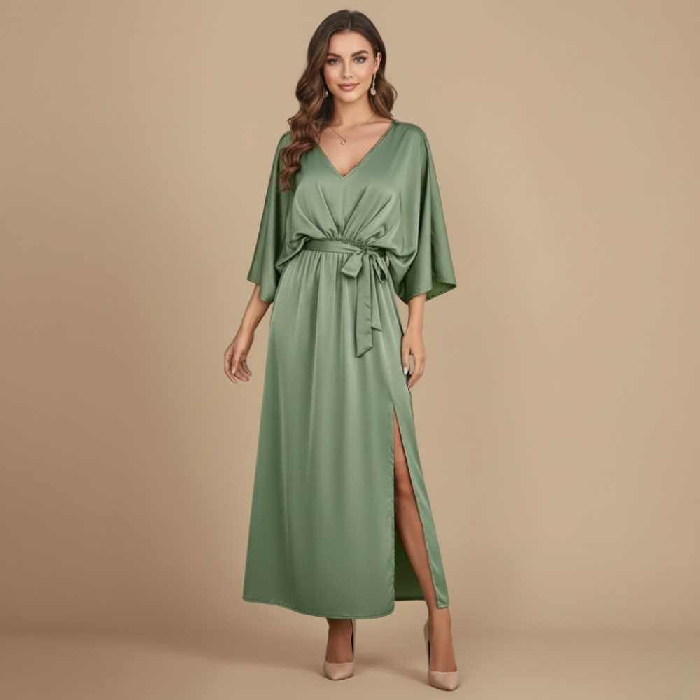 Elegante midi-jurk met V-hals split en strikceintuur Jelle Jora Mode