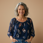 Dames zomerblouse met V-hals en verenprint Jelle Jora Mode