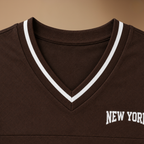Damski T-shirt oversize z dżerseju z dekoltem w serek i numerem sportowym