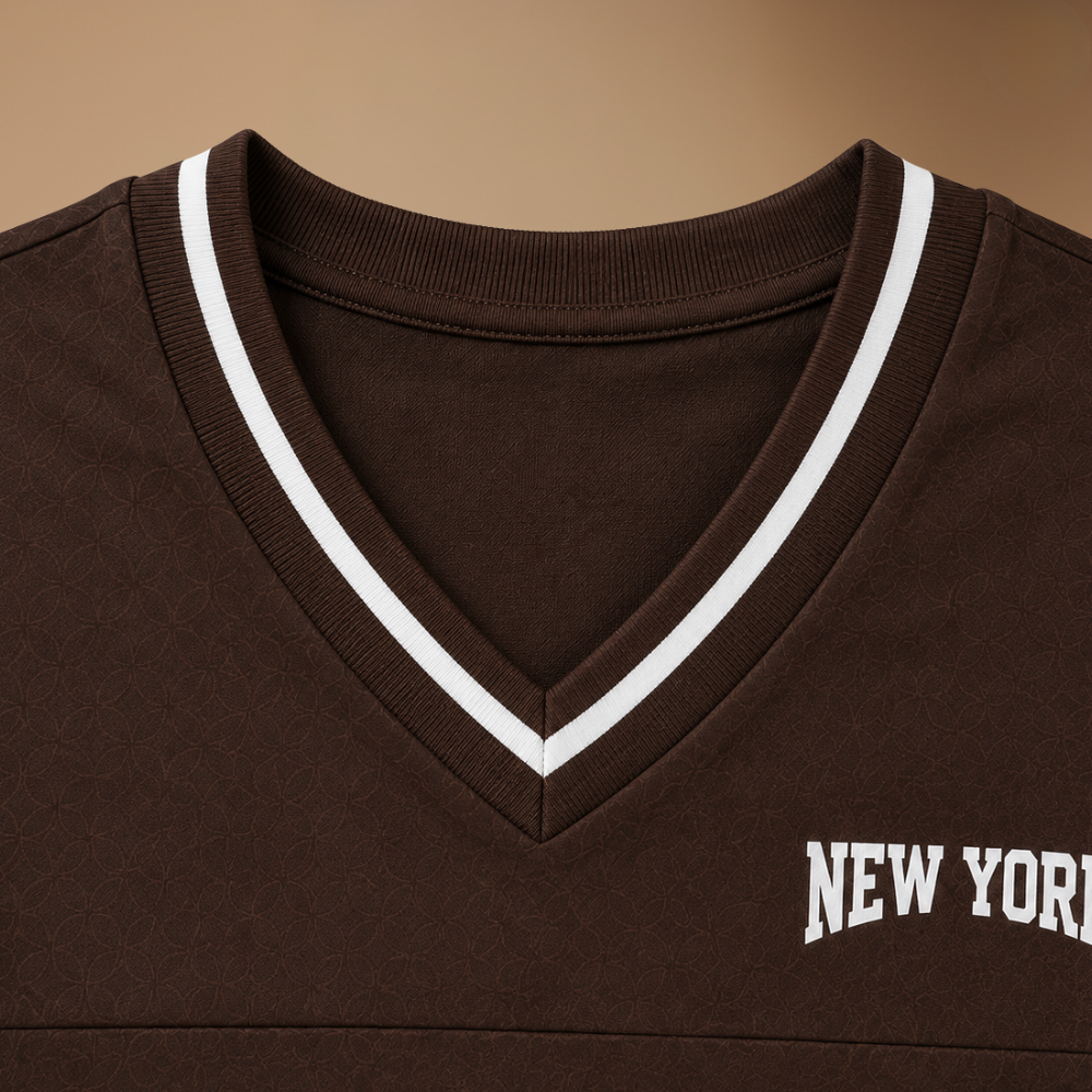 Damski T-shirt oversize z dżerseju z dekoltem w serek i numerem sportowym