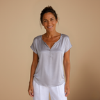 Damesblouse met v-hals korte mouwen en knopen Jelle Jora Mode