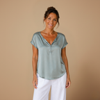 Damesblouse met v-hals korte mouwen en knopen Jelle Jora Mode