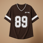 Damski T-shirt oversize z dżerseju z dekoltem w serek i numerem sportowym