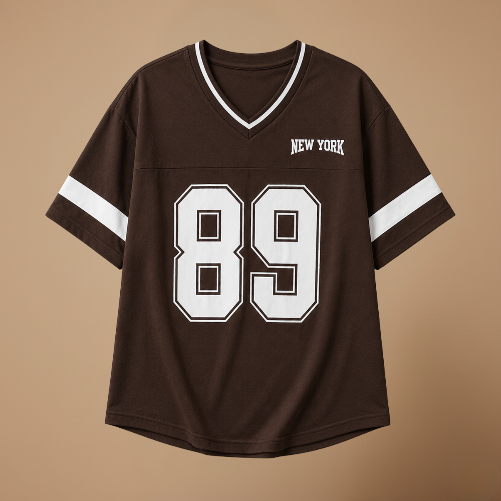 Damski T-shirt oversize z dżerseju z dekoltem w serek i numerem sportowym