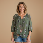 Dames zomerblouse met V-hals en verenprint Jelle Jora Mode