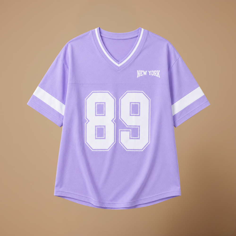 Damski T-shirt oversize z dżerseju z dekoltem w serek i numerem sportowym