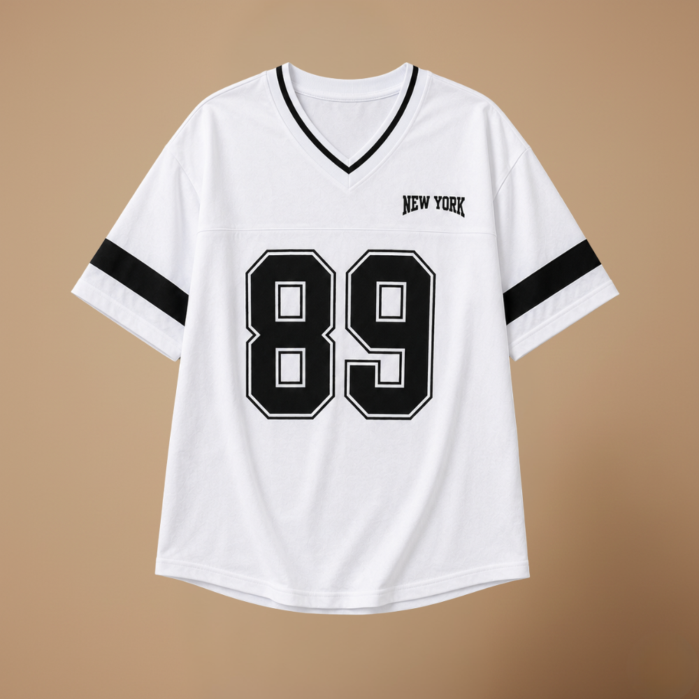 Damski T-shirt oversize z dżerseju z dekoltem w serek i numerem sportowym