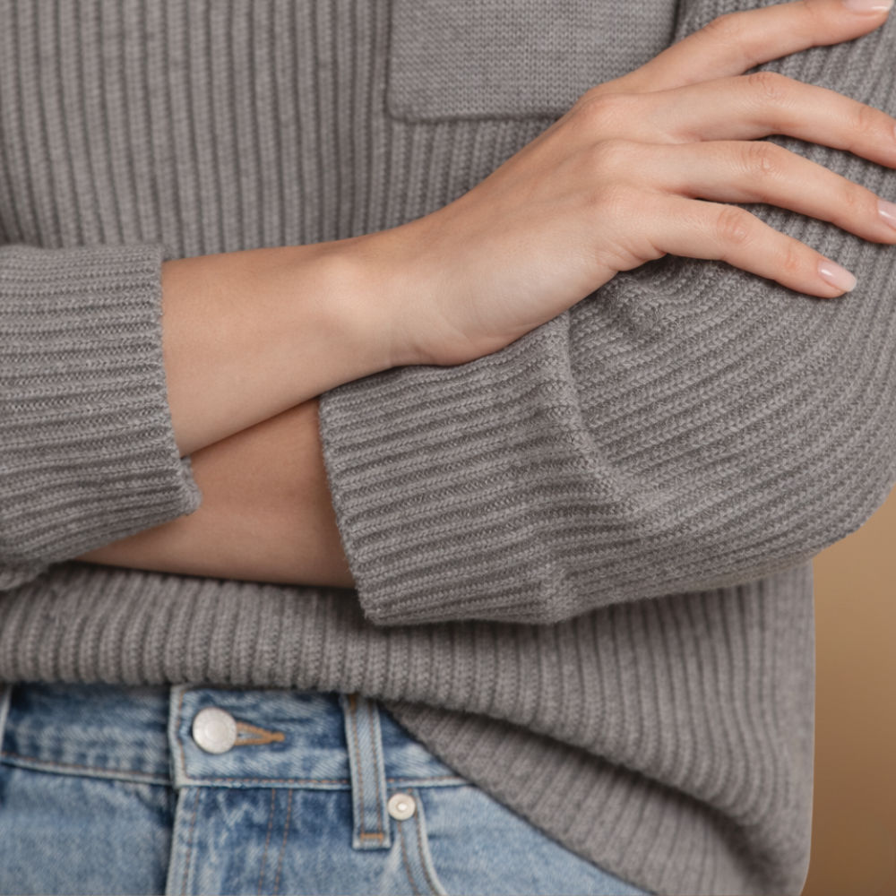 Klasyczny sweter z dzianiny z przednią kieszenią