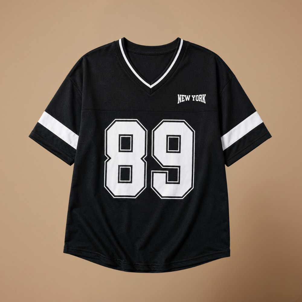 Damski T-shirt oversize z dżerseju z dekoltem w serek i numerem sportowym